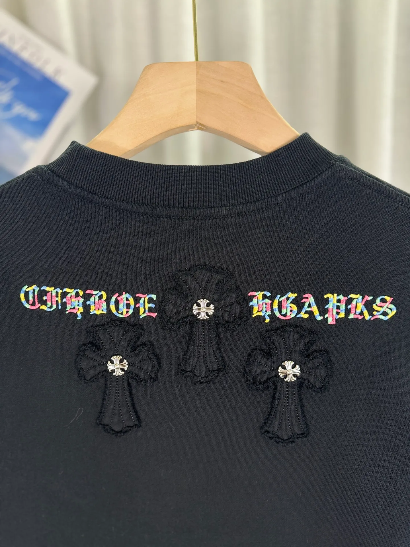 P260 top version, real shot without P, ​​different from market currency) 𝗖𝗵𝗿𝗼𝗺𝗲 𝗛𝗲𝗮𝗿𝘁𝘀/Cro Heart 2025 patch embroidery autumn and winter new original single counter American laser burnt 3D three-dimensional color embroidery couple casual sweatshirt 👑The highest version! Customized fabric 440g tripe terry fabric! American acid-washed and distressed original fabric laser burnt ✟appliqué embroidery and exquisite embroidery of letters! The best-selling model in the counter, very comfortable to wear. Accessories: original molded and authenticated collar label➕100% silk wash label. Genuine purchase-grade original hangtag��matching hanging rope➕3D hanging beads➕original packaging bag. Craftsmanship: The original version has consistent wiring! The highest version of the armhole matching technique! Color: White Black Size: S M L XL Style Number: 25-301